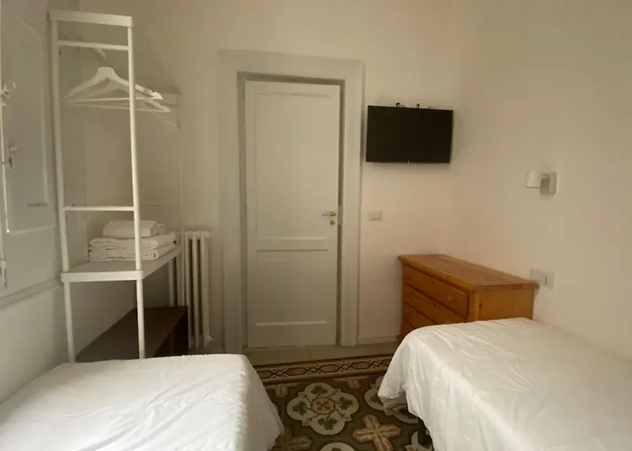 Bari Landlord 242 - Central Station Apartments
