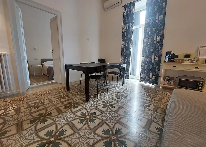 Bari Landlord 242 - Central Station Apartments