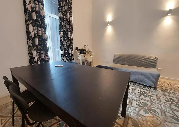Bari Landlord 242 - Central Station Apartments